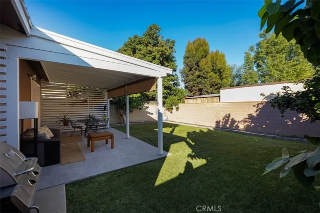 a view of a house with backyard
