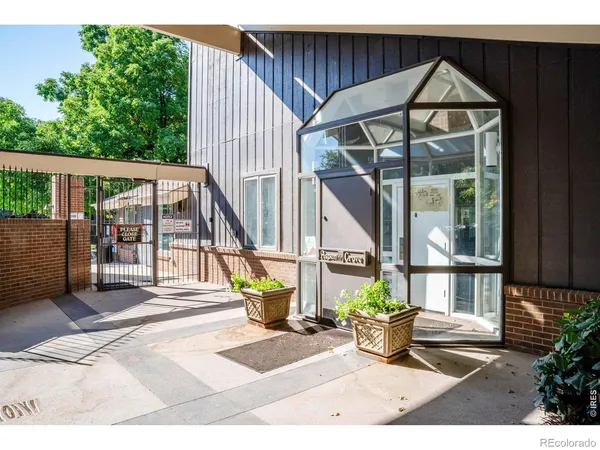 a view of a tennis court