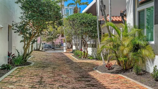 $999,000 | 200 Cocoanut Avenue, Unit 4, Sarasota, FL 34236