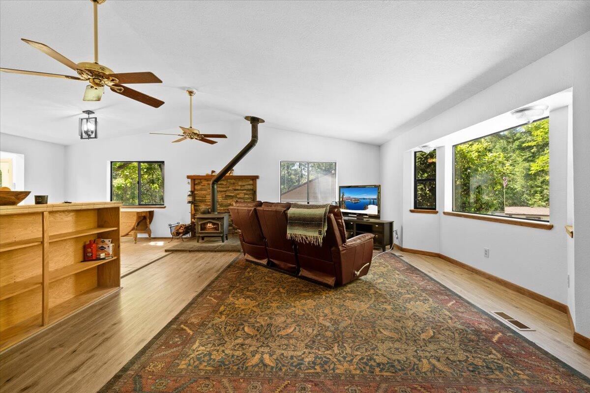 550 Bolt Mountain Road Grants Pass, OR 97527 - Photo 12 of 35 16-CI_8340