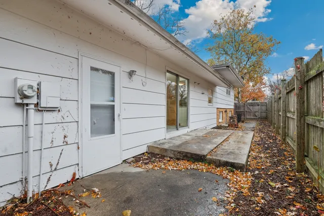 a view of a backyard