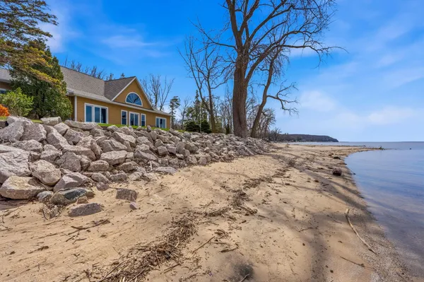 $1,295,000 | 6121 Sandy Cove, Luxemburg, WI 54217