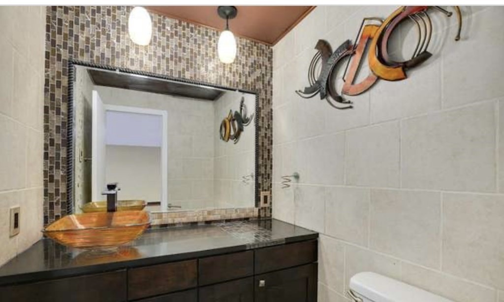 87 Meeting House Path, Unit 87 Ashland, MA 01721 - Photo 11 of 27 a bathroom with a sink and a mirror