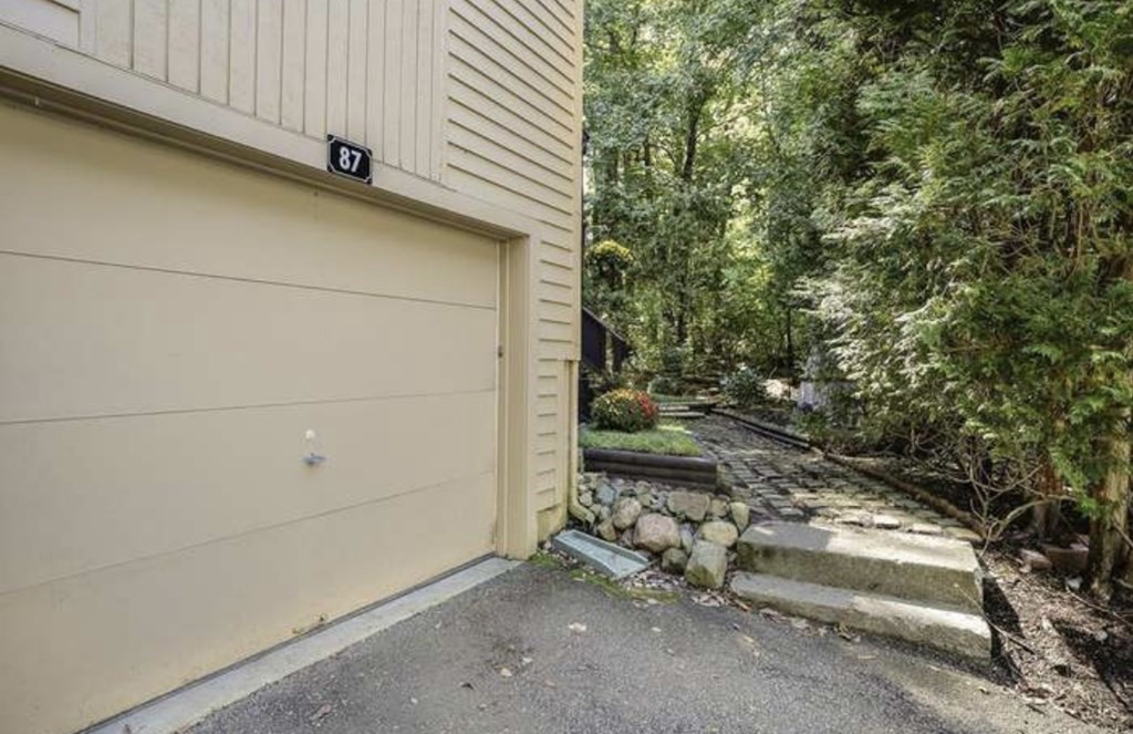 87 Meeting House Path, Unit 87 Ashland, MA 01721 - Photo 4 of 27 a backyard of a house