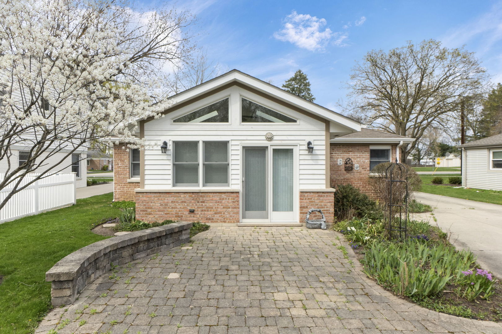 837 East Rockland Road Libertyville, IL 60048 - Photo 11 of 17 a front view of a house with yard and green space