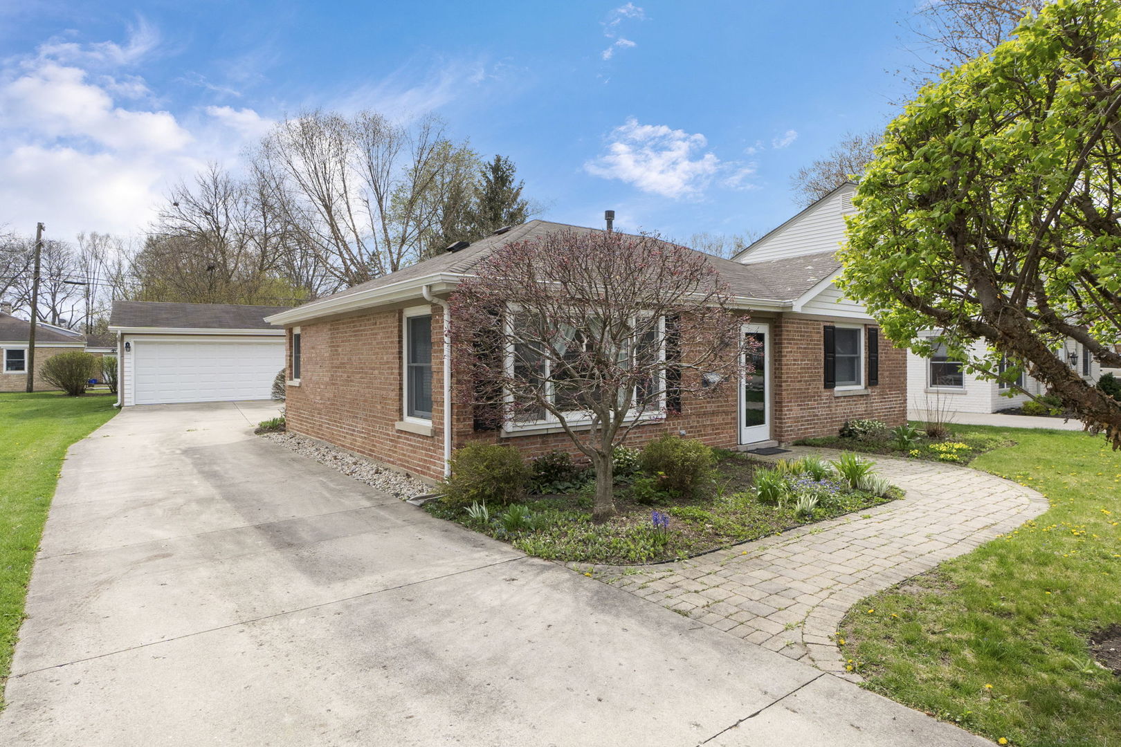 837 East Rockland Road Libertyville, IL 60048 - Photo 16 of 17 a front view of a house with garden