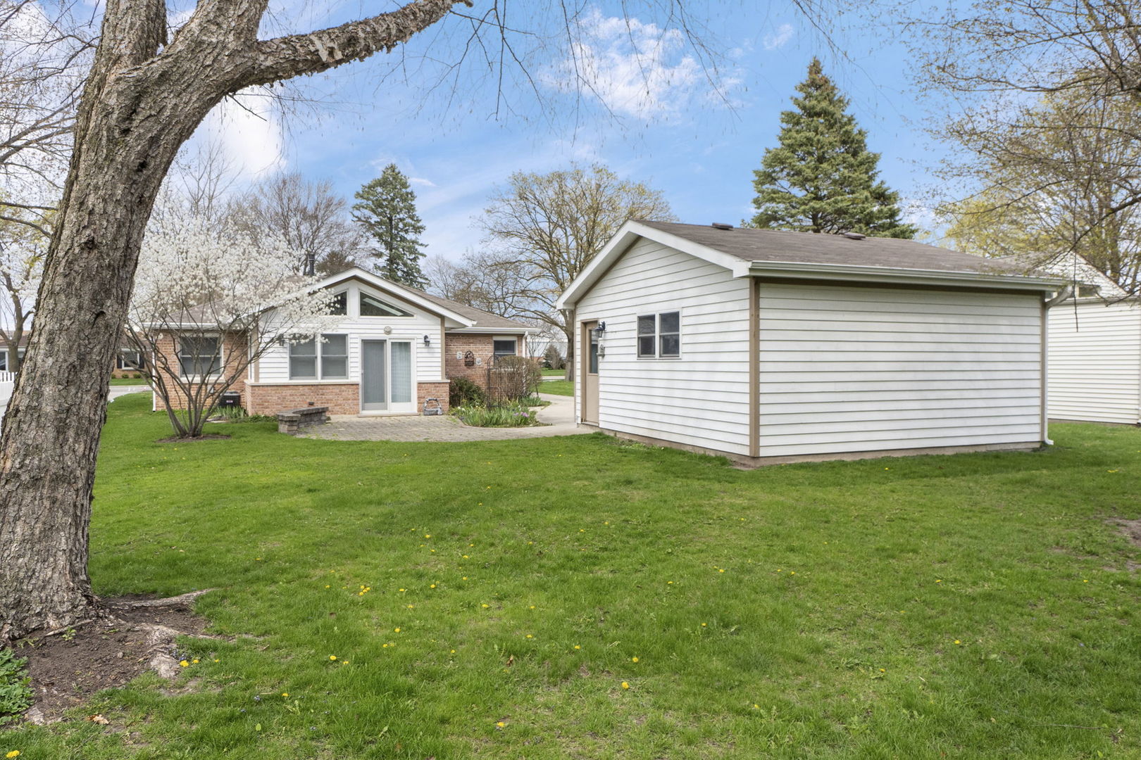 837 East Rockland Road Libertyville, IL 60048 - Photo 10 of 17 a view of a house with a backyard