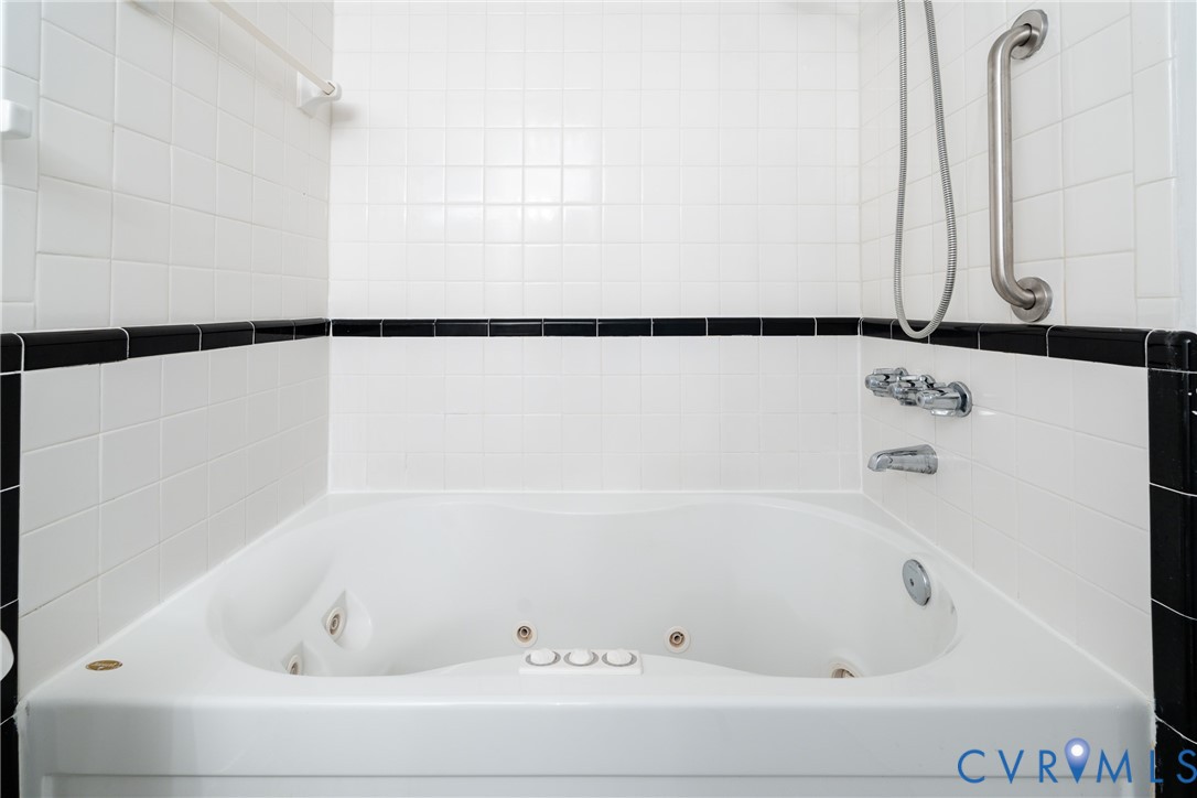 1505 Thistle Road, Unit 204 Henrico, VA 23238 - Photo 26 of 61 Jetted Jacuzzi Tub
