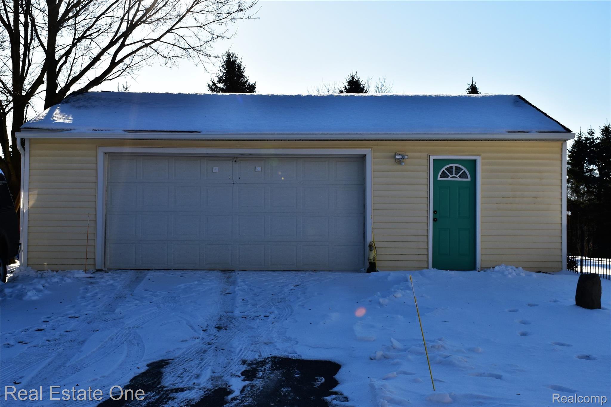 8793 Pinckney Road Pinckney, MI 48169 - Photo 2 of 28 DSC_1342.JPG