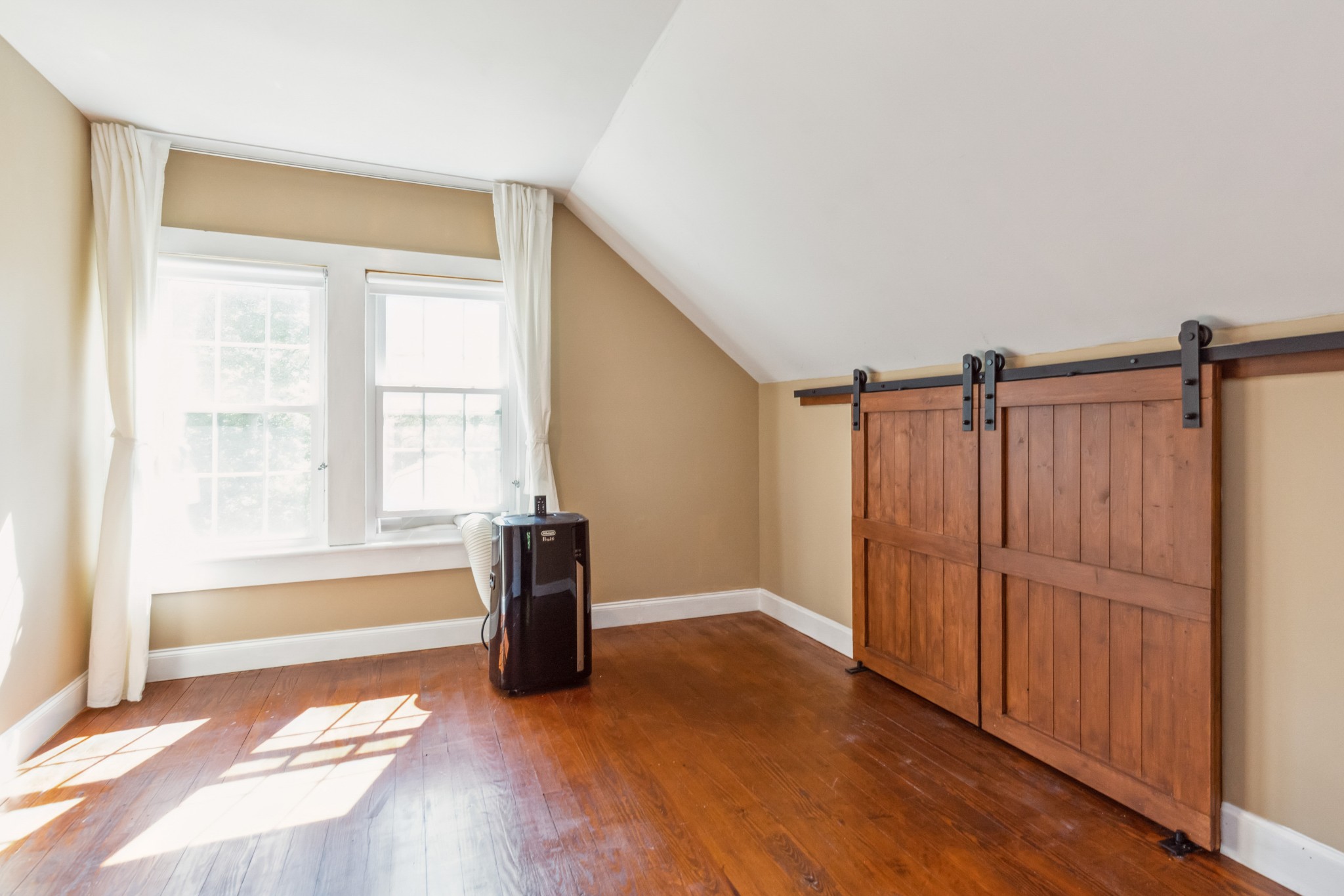 831 3rd Street Tracy City, TN 37387 - Photo 13 of 25 a view of an empty room with a window