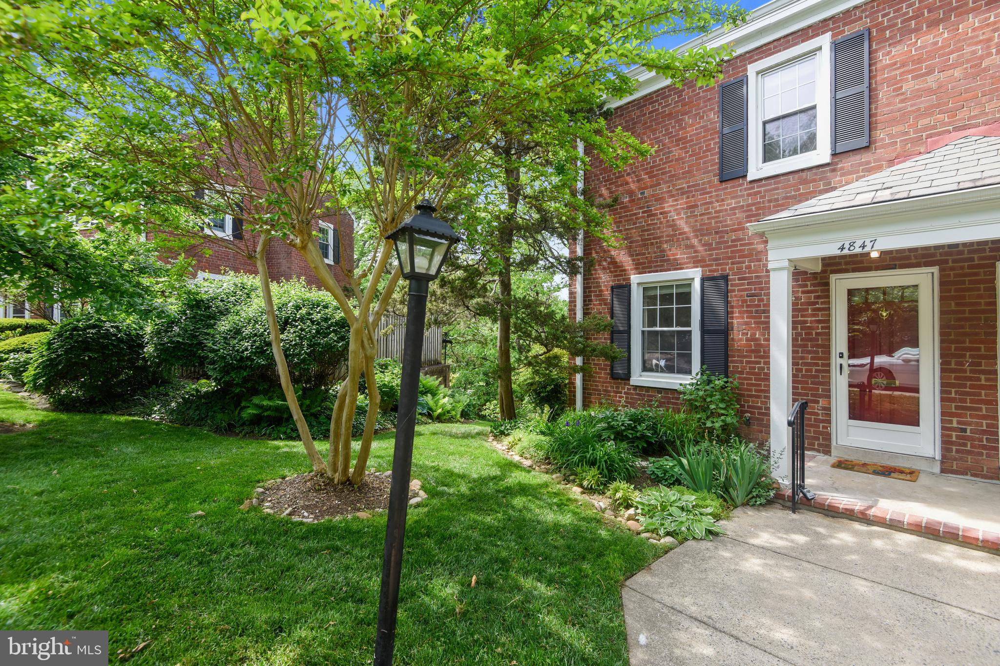 4847 27th Road South Arlington, VA 22206 - Photo 2 of 36 Lovely light-filled end unit
