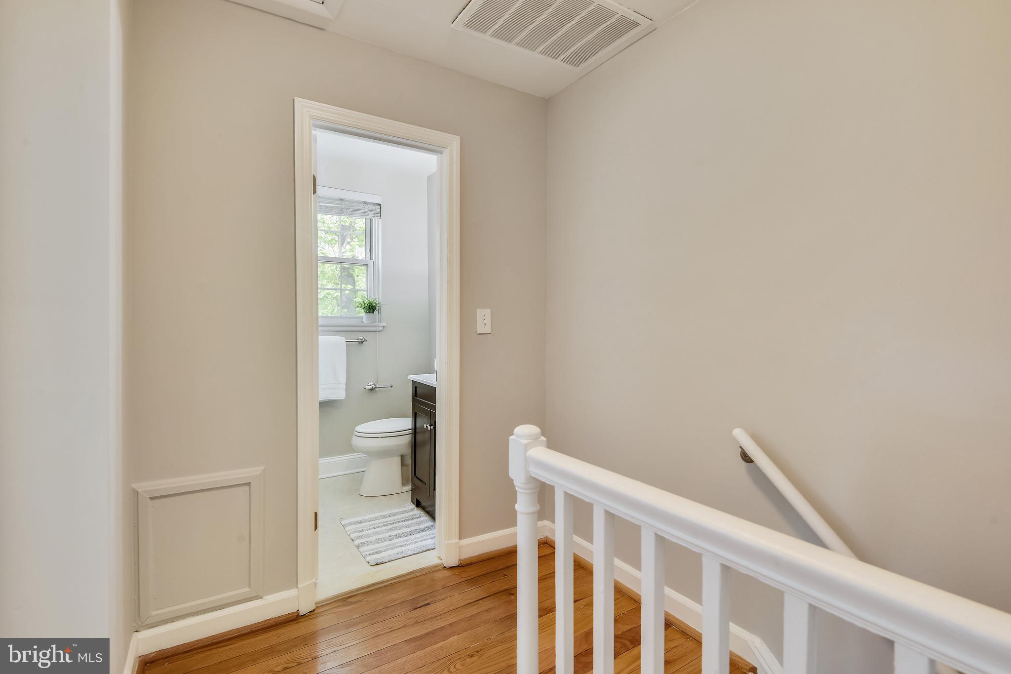4847 27th Road South Arlington, VA 22206 - Photo 11 of 36 Upstairs hallway