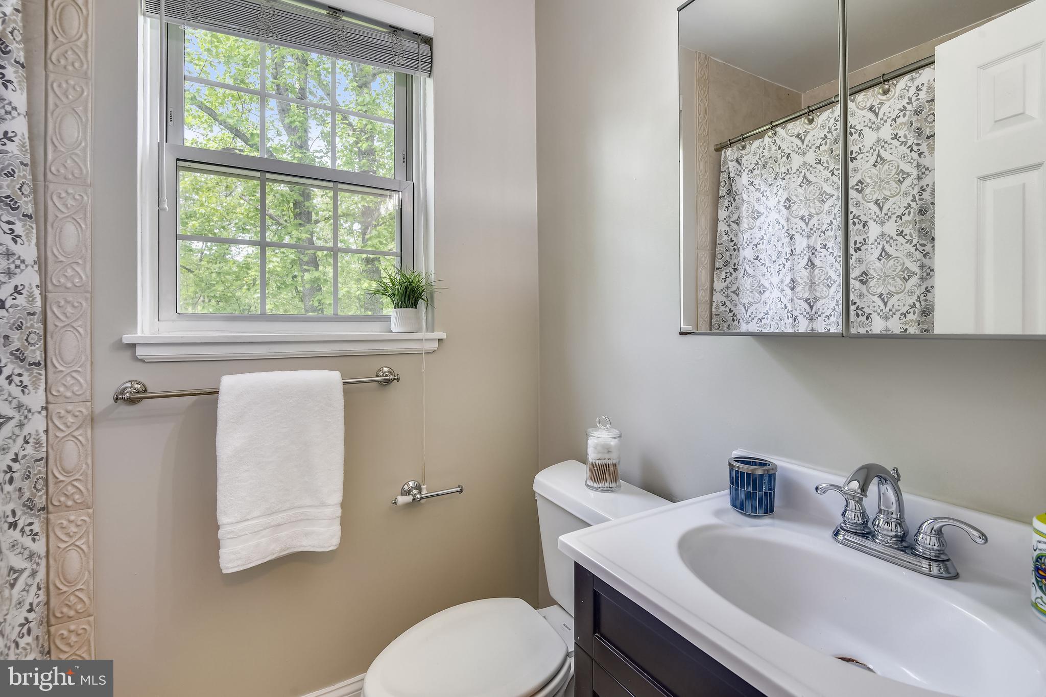 4847 27th Road South Arlington, VA 22206 - Photo 14 of 36 Upper level bathroom