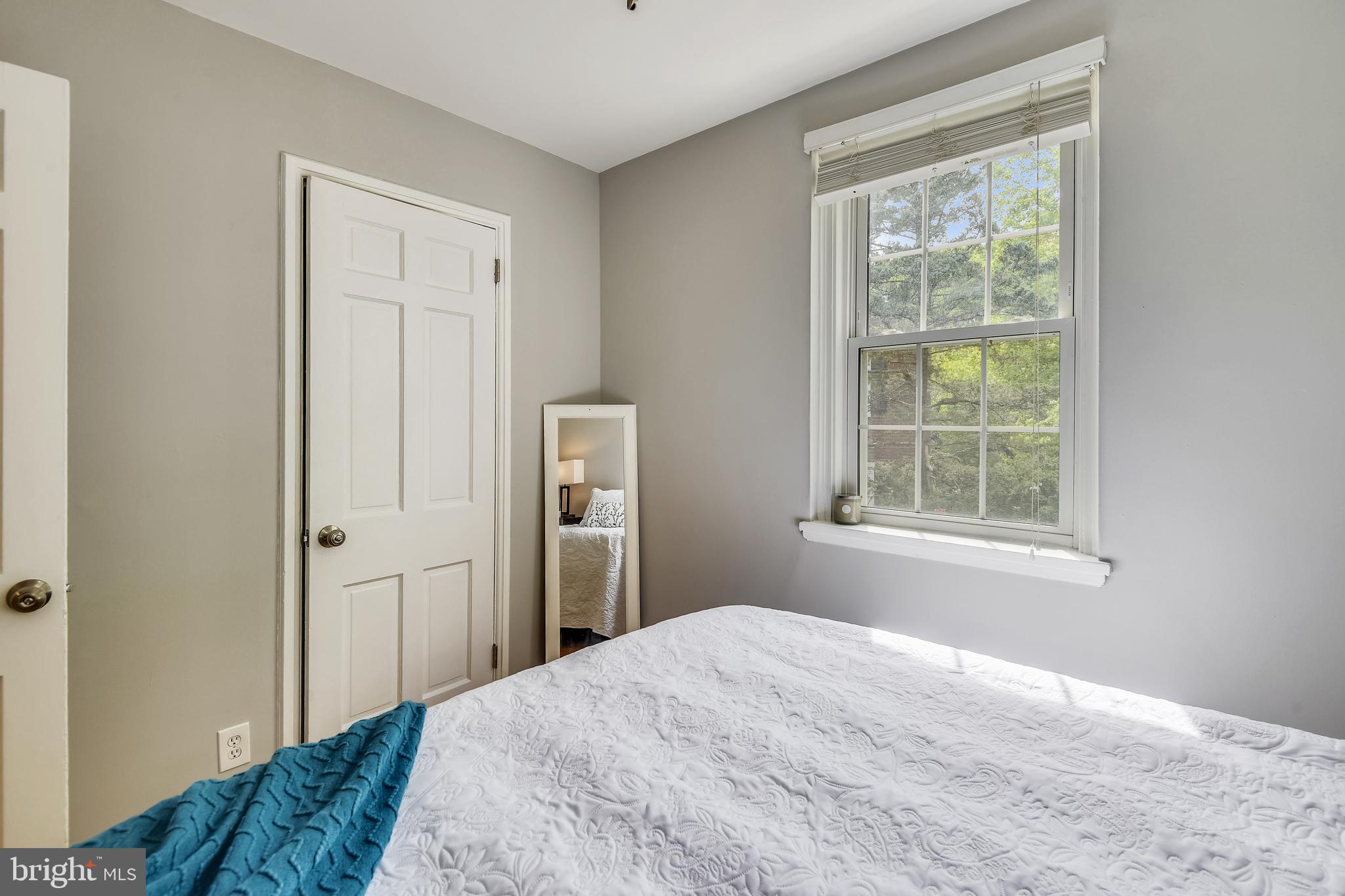 4847 27th Road South Arlington, VA 22206 - Photo 16 of 36 2nd bedroom with ceiling fan & lots of light!