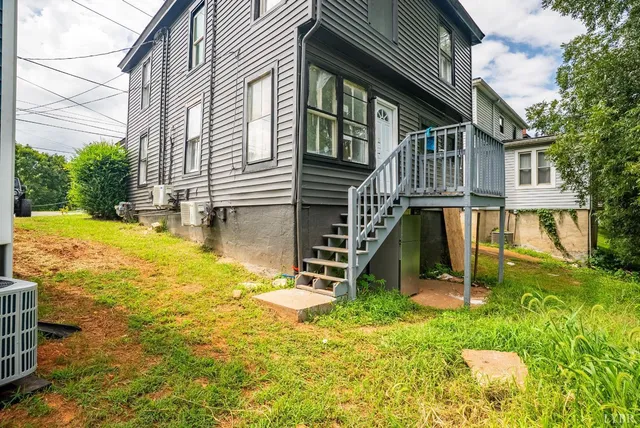 a view of yard with green space
