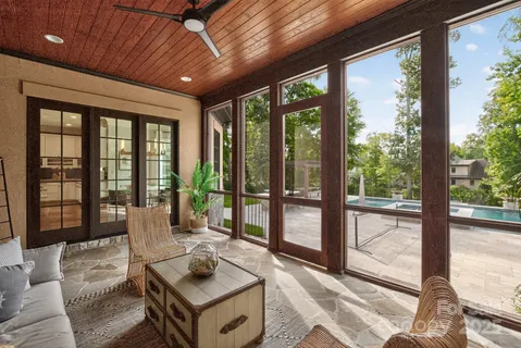 a view of a backyard