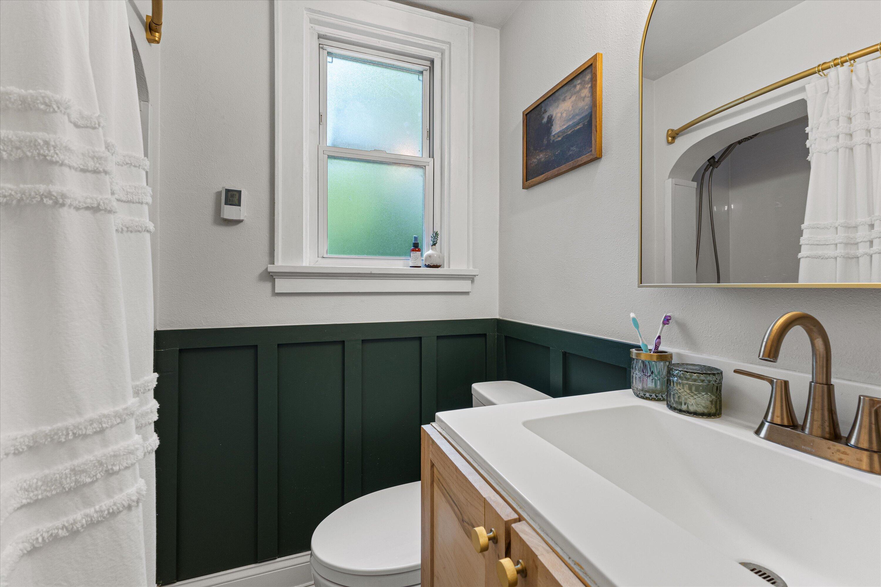 N68W29902 Hartling Road Merton, WI 53029 - Photo 17 of 40 Bathroom