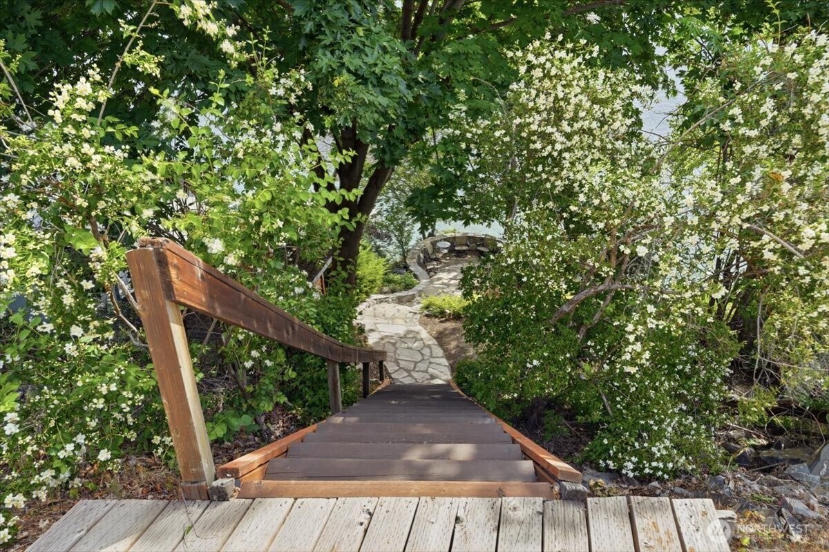 15137 South Lakeshore Road Chelan, WA 98816 - Photo 8 of 40