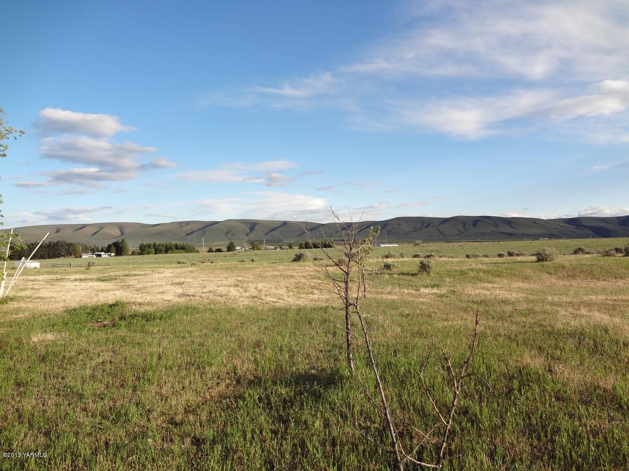 374 Hideaway Road Yakima, WA 98908 - Photo 4 of 25 a view of lake with mountain