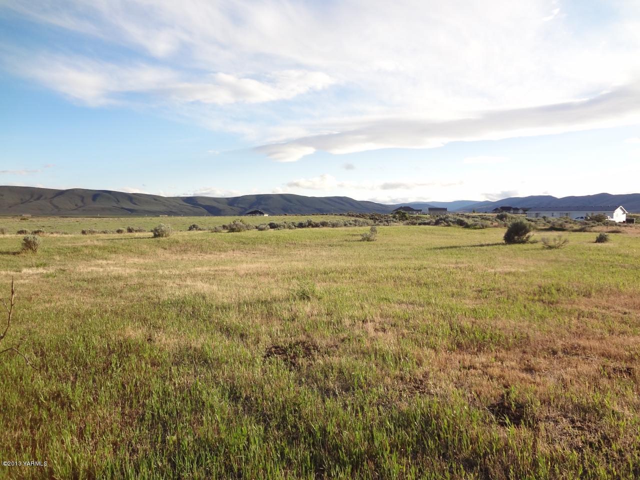 374 Hideaway Road Yakima, WA 98908 - Photo 6 of 25 a view of an ocean and a mountain