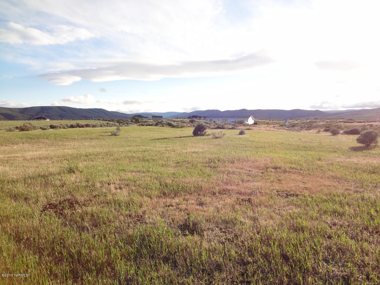 374 Hideaway Road Yakima, WA 98908 - Photo 7 of 25 a view of an ocean and a mountain