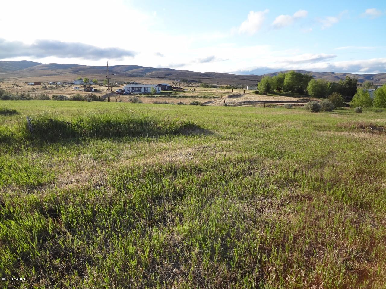 374 Hideaway Road Yakima, WA 98908 - Photo 8 of 25 a view of outdoor space and mountain view