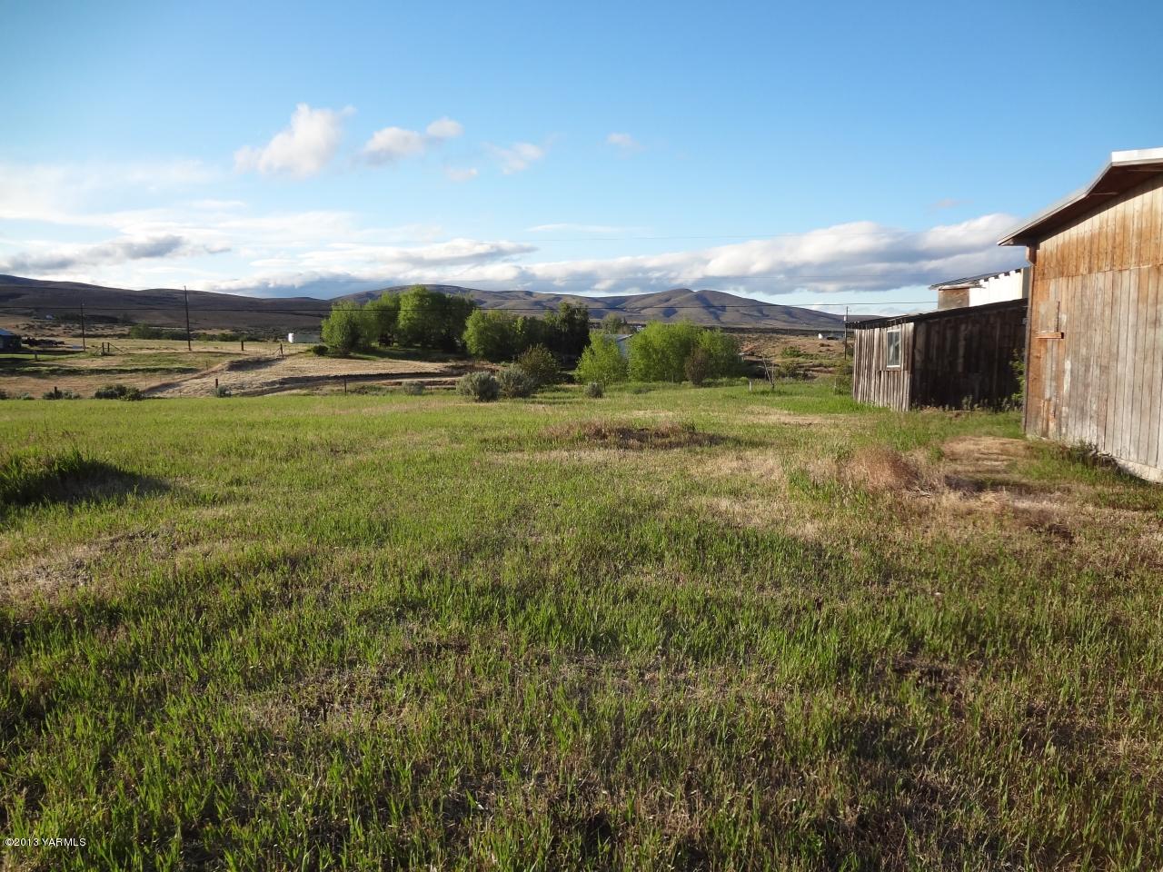 374 Hideaway Road Yakima, WA 98908 - Photo 9 of 25 a view of a big yard with swimming pool and mountain view
