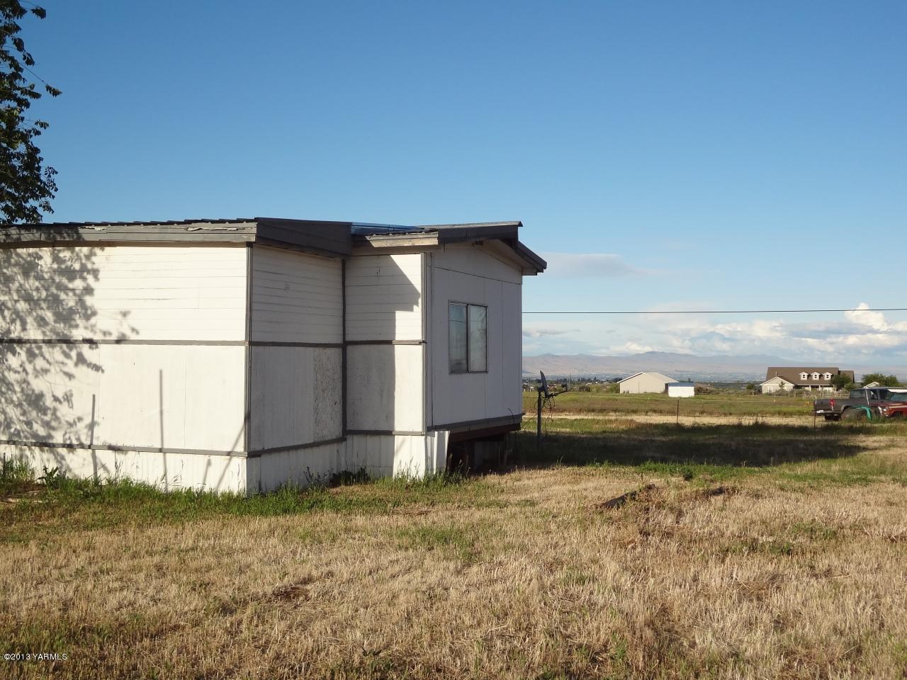 374 Hideaway Road Yakima, WA 98908 - Photo 10 of 25 a view of a big yard with an outdoor seating