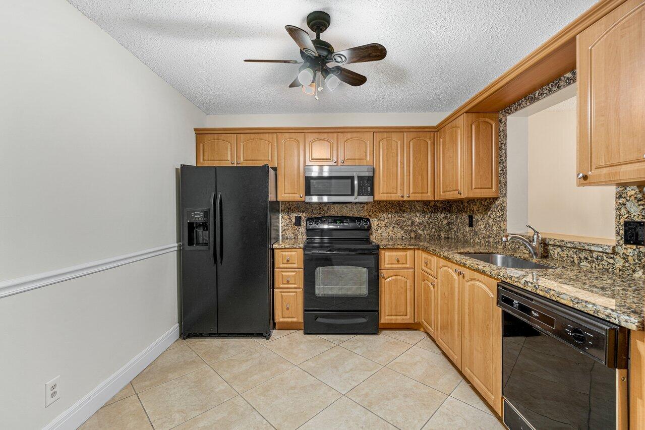18731 Stewart Circle, Unit 5 Boca Raton, FL 33496 - Photo 4 of 31 010-18731StewartCircle-BocaRaton-FL-3349