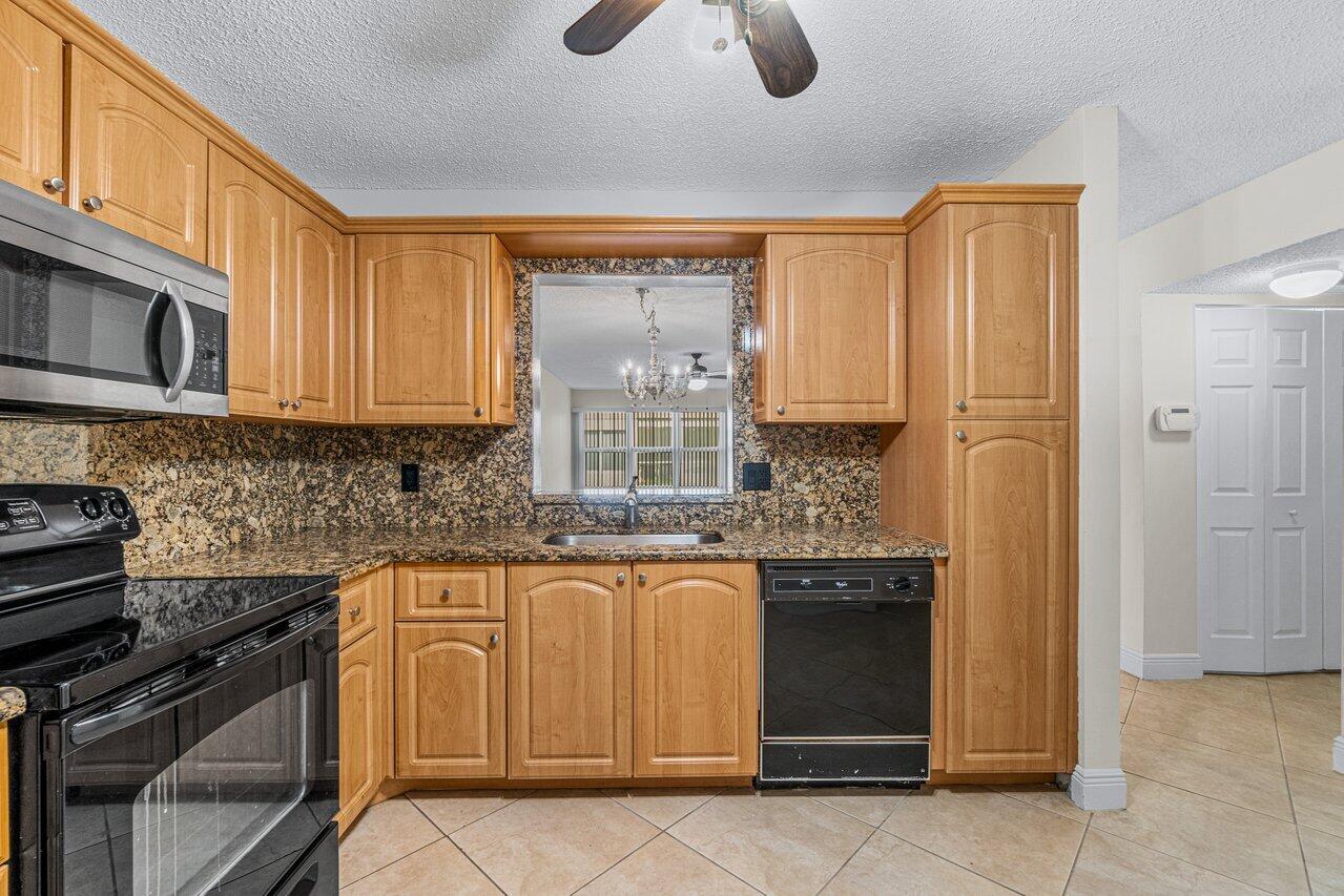 18731 Stewart Circle, Unit 5 Boca Raton, FL 33496 - Photo 5 of 31 011-18731StewartCircle-BocaRaton-FL-3349