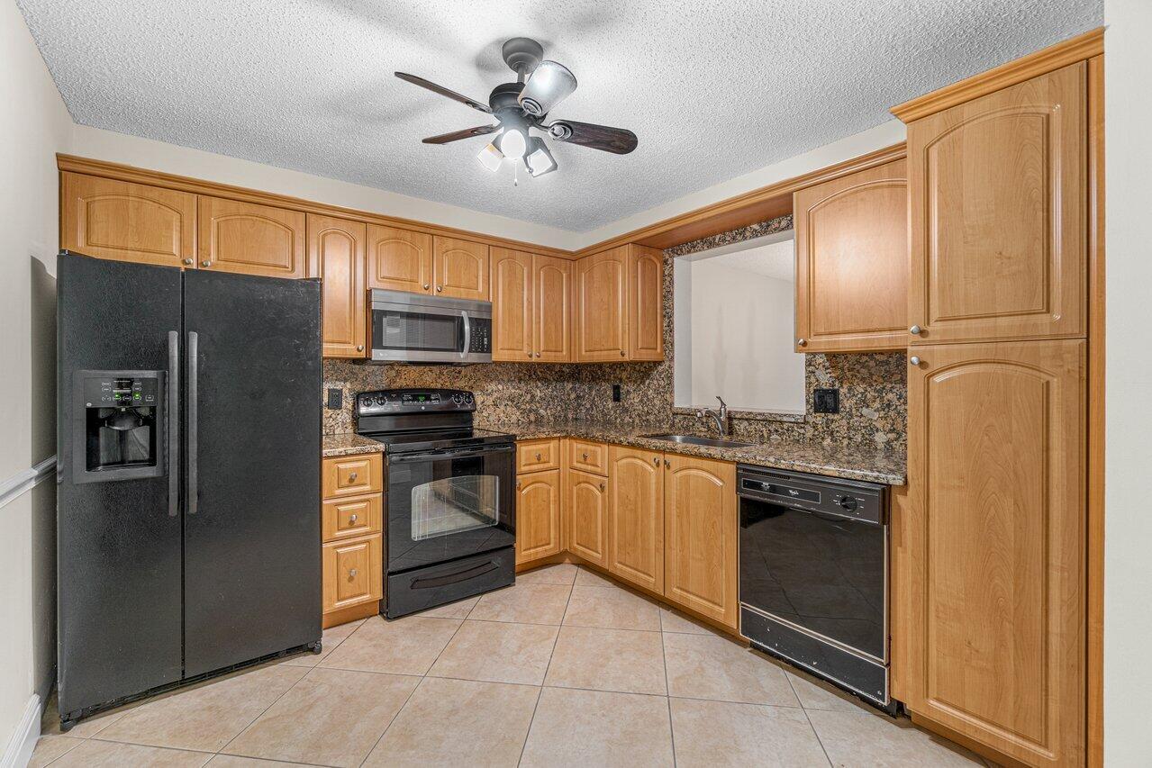 18731 Stewart Circle, Unit 5 Boca Raton, FL 33496 - Photo 6 of 31 009-18731StewartCircle-BocaRaton-FL-3349
