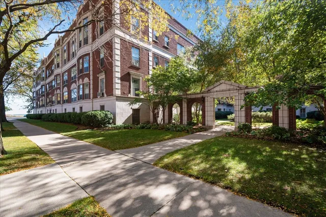 $549,000 | 496 Sheridan Road, Unit 1, Evanston, IL 60202
