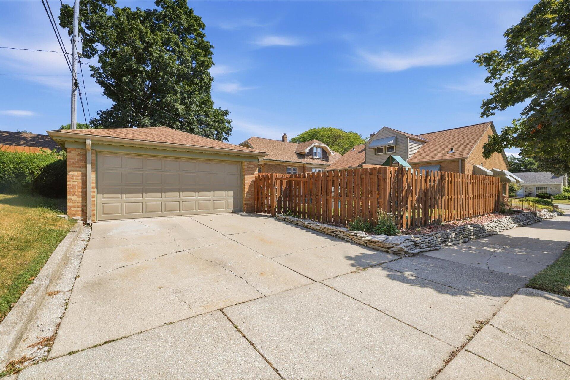 1036 Russet Street Racine, WI 53405 - Photo 5 of 25 02-002_7I5A1039