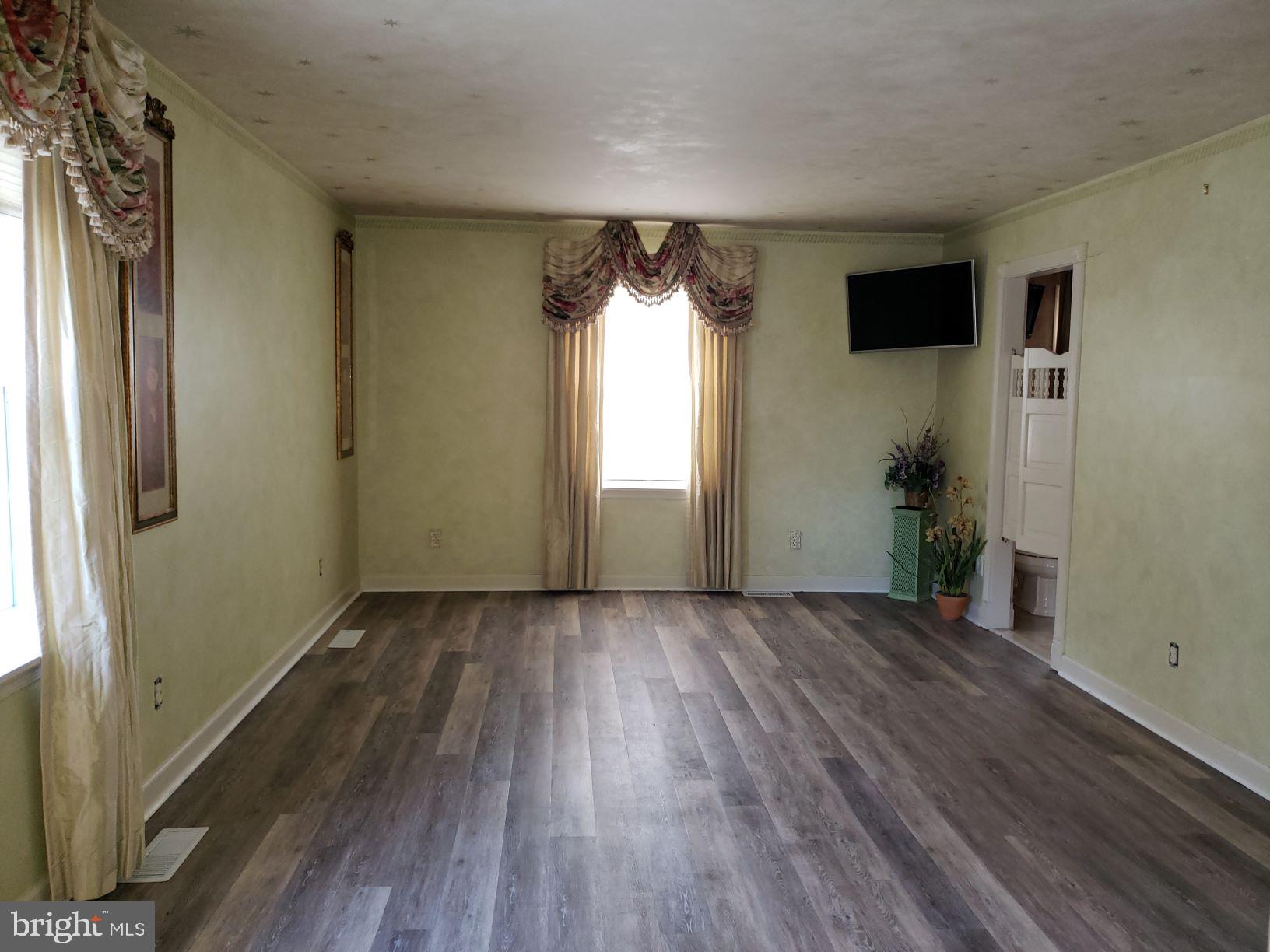 9395 Ramey Road Marshall, VA 20115 - Photo 28 of 71 Master bedroom with master bathroom