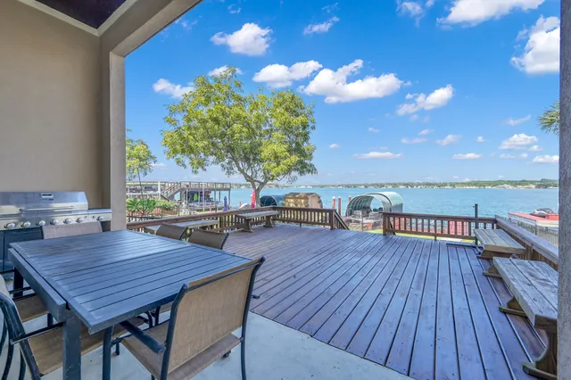 $715,000 | 828 Lake View Drive, Montgomery, TX 77356