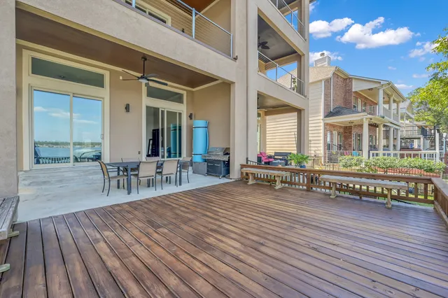 $715,000 | 828 Lake View Drive, Montgomery, TX 77356