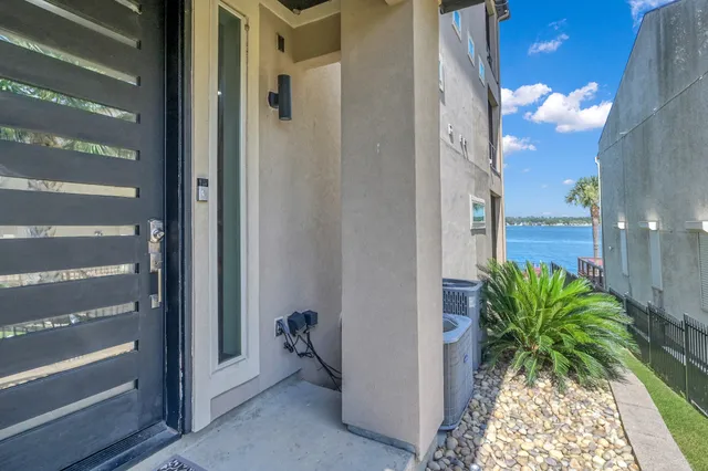 $715,000 | 828 Lake View Drive, Montgomery, TX 77356