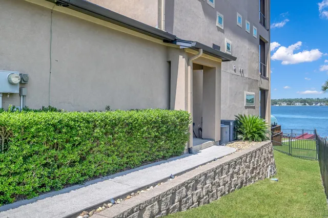 $715,000 | 828 Lake View Drive, Montgomery, TX 77356