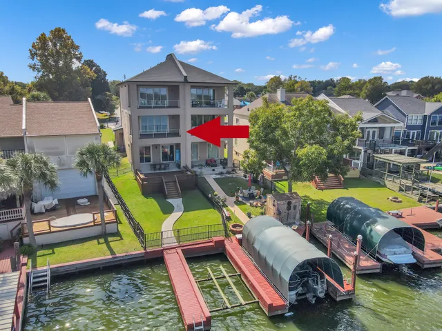 $715,000 | 828 Lake View Drive, Montgomery, TX 77356