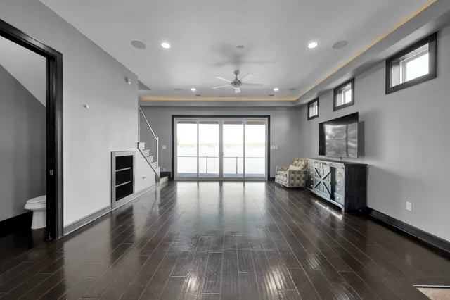 $715,000 | 828 Lake View Drive, Montgomery, TX 77356