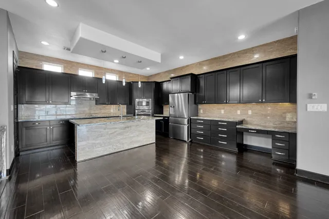 $715,000 | 828 Lake View Drive, Montgomery, TX 77356