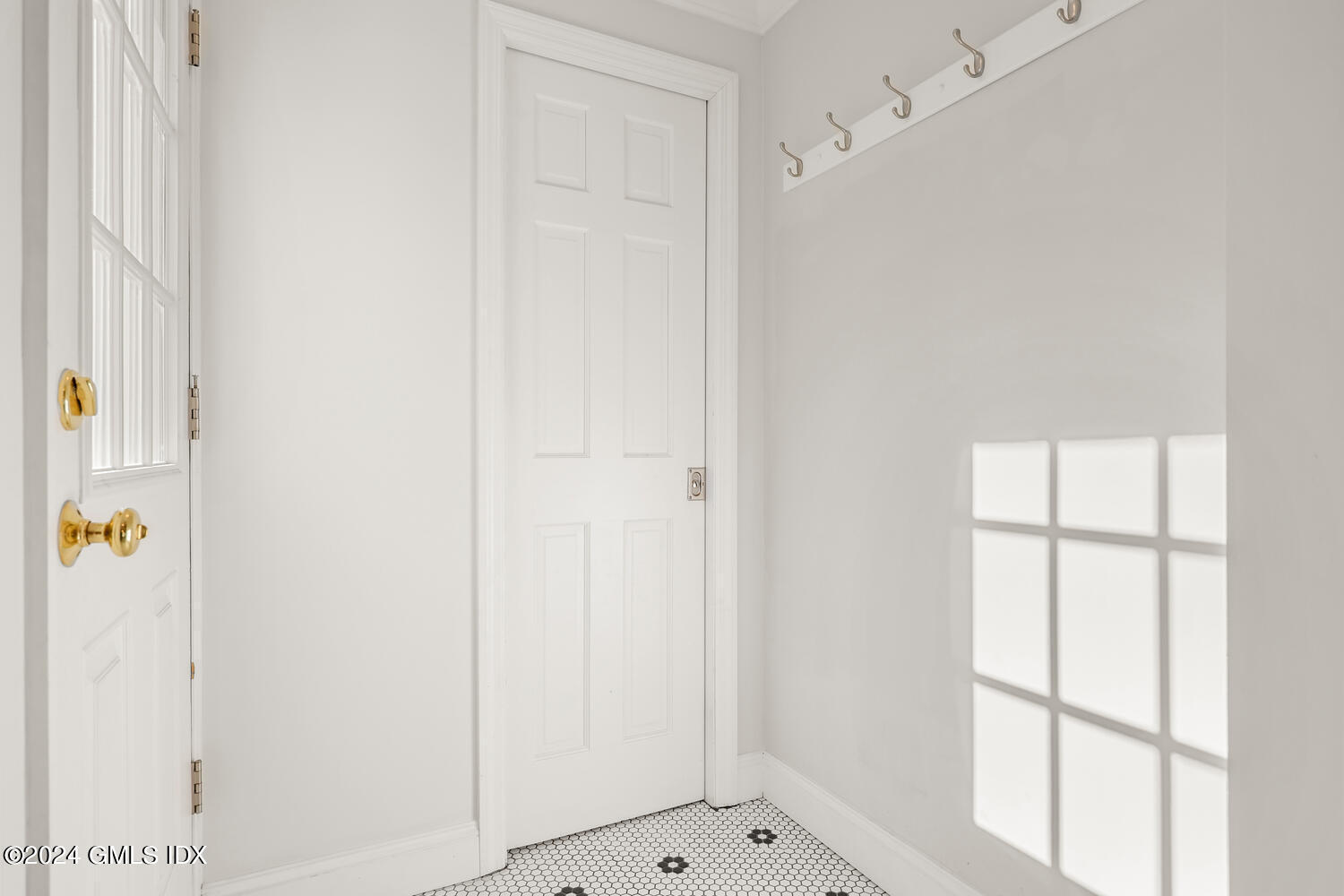 328 Delavan Avenue Greenwich, CT 06830 - Photo 16 of 29 a small space with a window