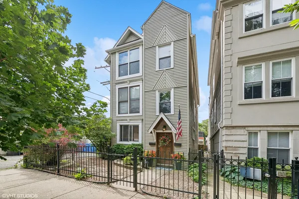 $2,600 | 1815 West Henderson Street, Unit 2, Chicago, IL 60657