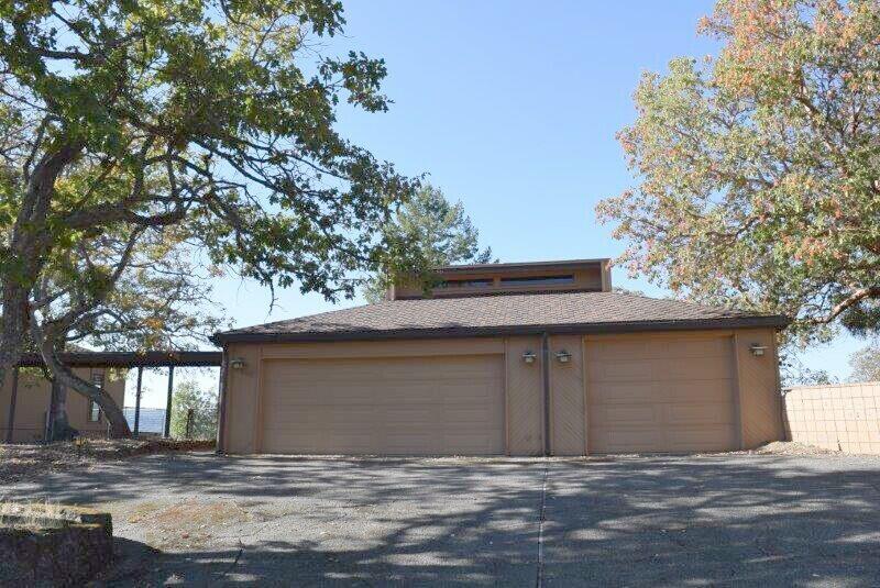 5255 Pioneer Road Medford, OR 97501 - Photo 26 of 28 3 Car Garage