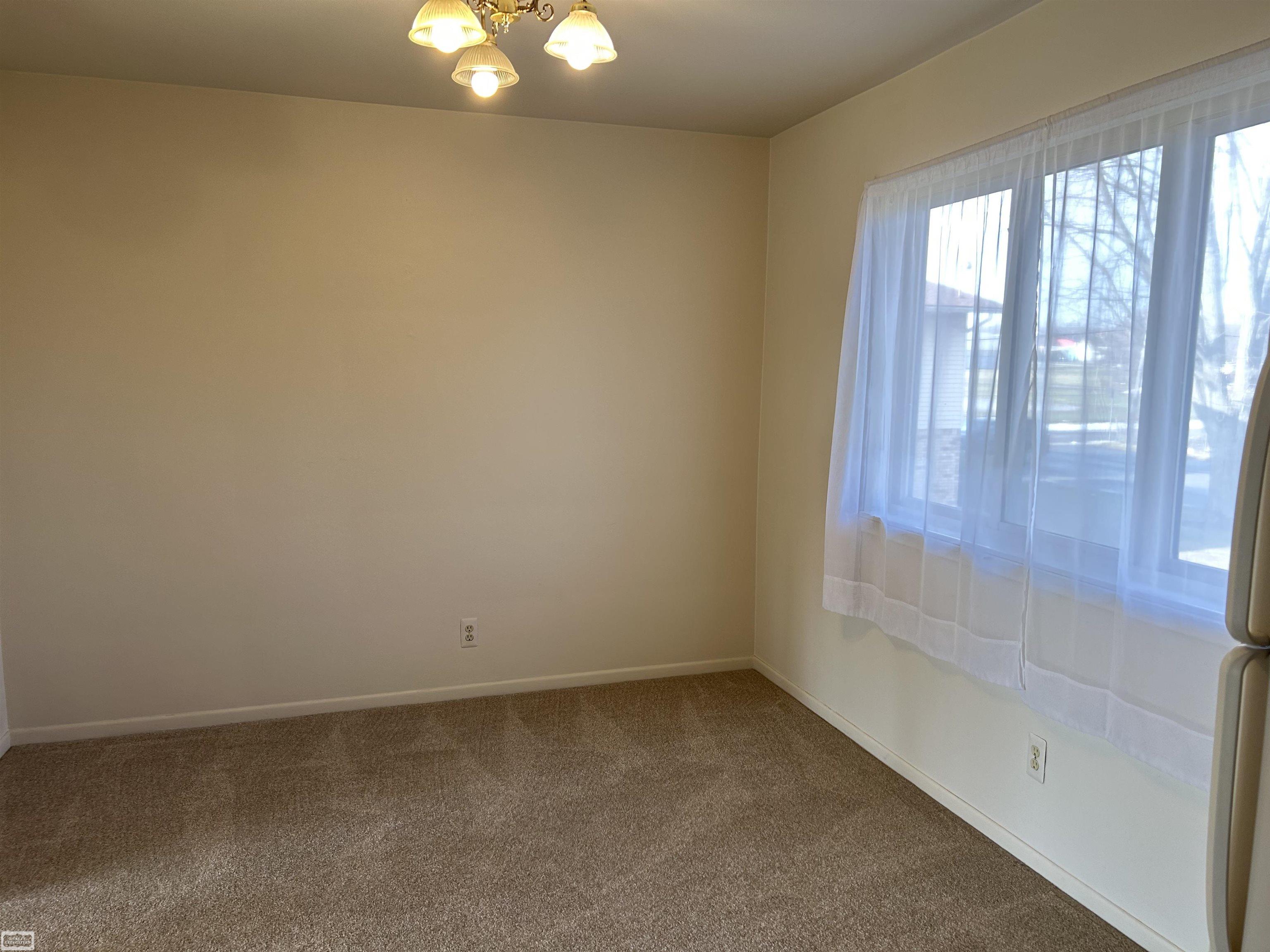 321 Spring Street Romeo, MI 48065 - Photo 6 of 11 50197279-1d68acef-1549-4faf-bc3f-28ce79aed95b.JPG