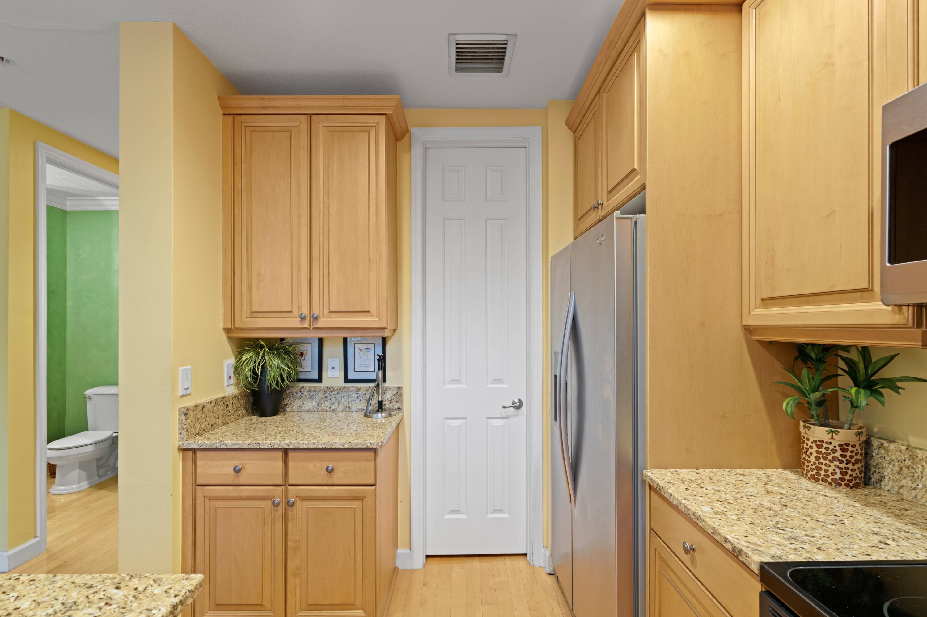 2714 Ravella Way Palm Beach Gardens, FL 33410 - Photo 18 of 27 Kitchen entry to pantry