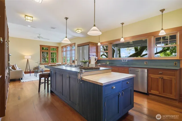 $1,700,000 | 1405 Northeast East Bay Drive Northeast, Olympia, WA 98506