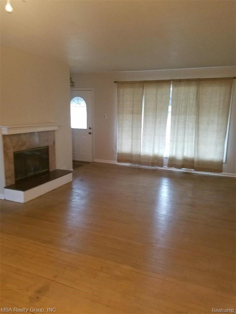 7931 Pardee Road Taylor, MI 48180 - Photo 3 of 13 Pardee-Liv. Rm