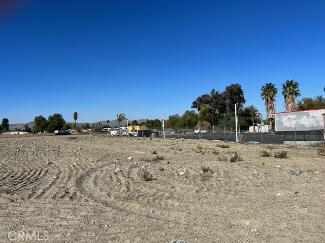 1060 South State Street San Jacinto, CA 92582 - Photo 16 of 24 a view of a dry yard with trees