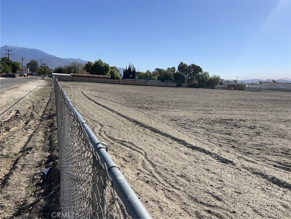 1060 South State Street San Jacinto, CA 92582 - Photo 10 of 24 a view of a dry yard with wooden fence